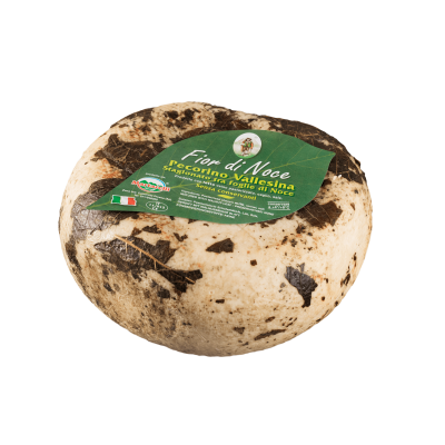 Formaggio Pecorino stagionato nelle foglie di noce
